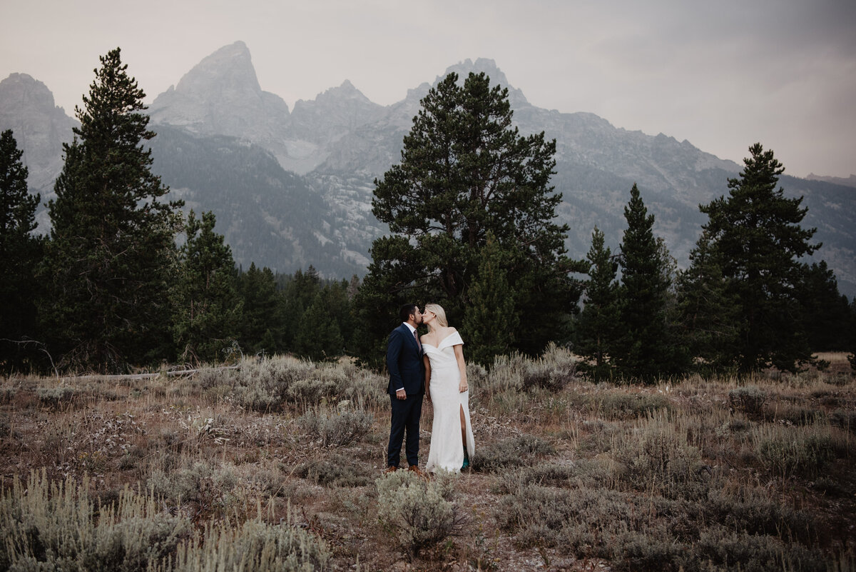 Photographers Jackson Hole capture bride and groom in Grand Tetons