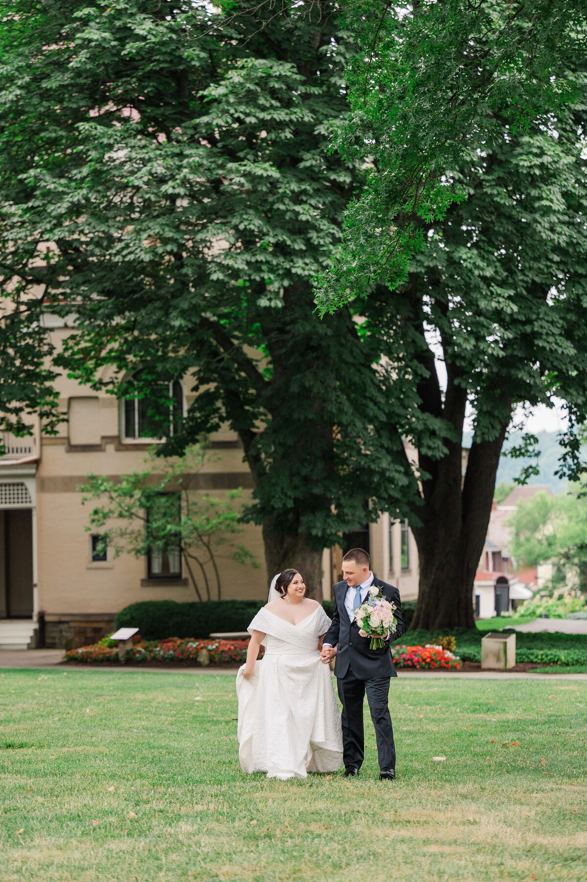 wedding picture in front of the mansion at Frick Museum