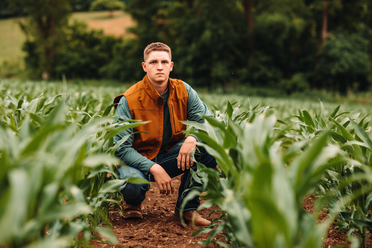 darlington-wisconsin-senior-photographer-boy-ideas-on-farm-cornfield