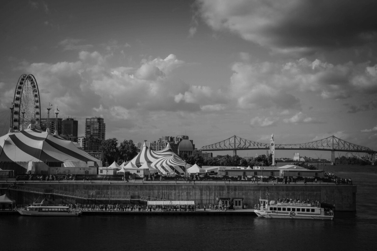 Vue de la ville de Montréal capturée depuis le Belvédère du Vieux-Port lors d'un mariage.