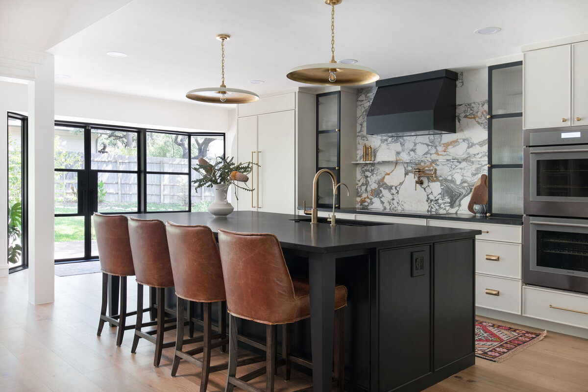 hello-home-modern-kitchen-renovation-marble-backsplash-brass-fixtures-black-island-14