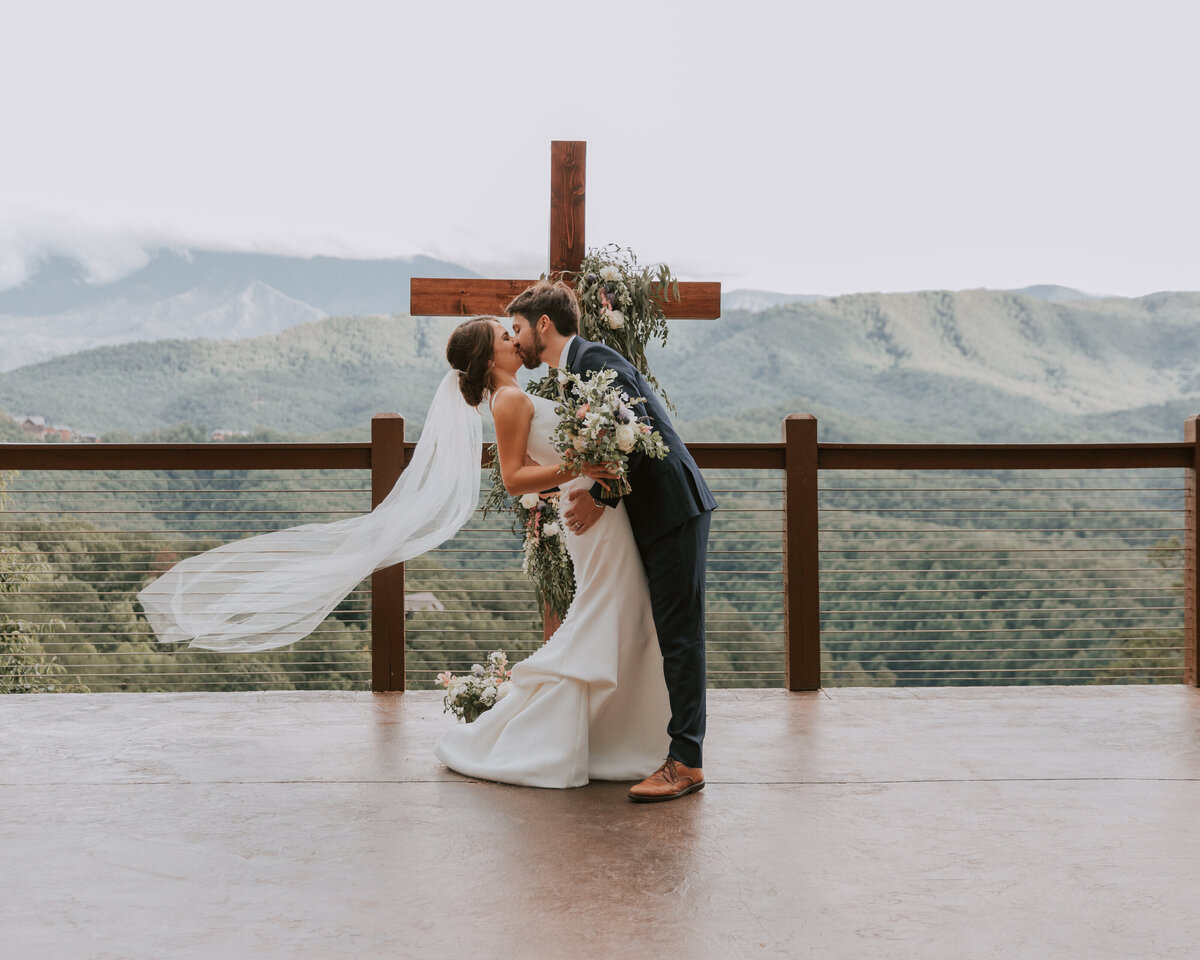 destination-wedding-venues-mountains-cross-arbor