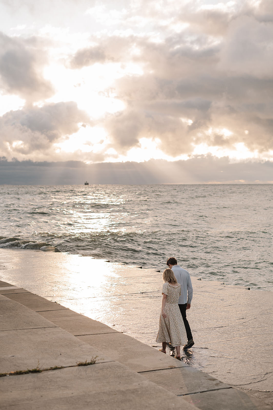 chicago-lake-michigan-engagement-photos-sunrise-melissa-ferrara-photography