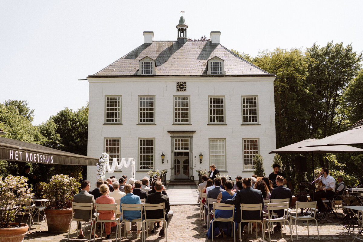 Ceremonie bij het Witte kasteel op de binnenplaats 