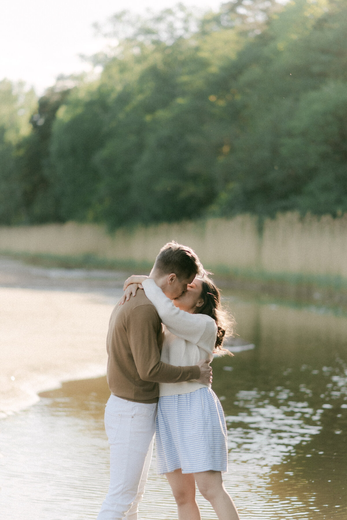 Couple on a beach on a photography session with photographer Hannika Gabrielsson