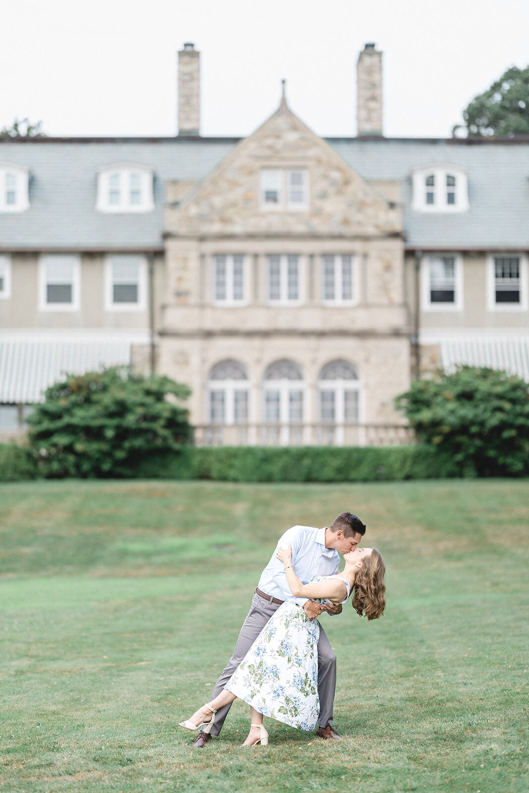 dip_kiss_at_blithewold_mansion