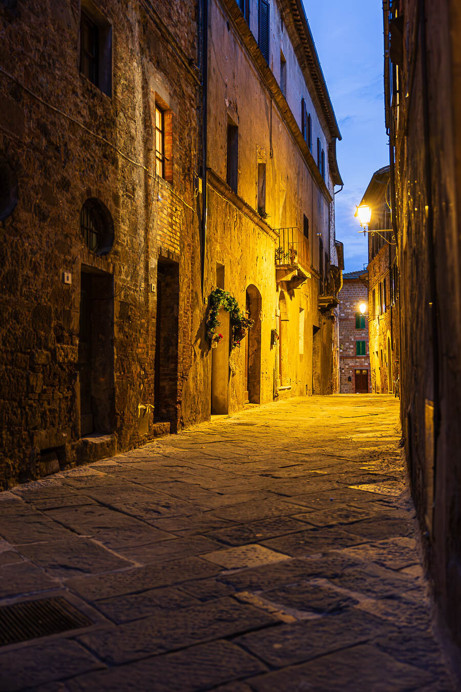 italy-tuscany-pienza-narrow-street-9538