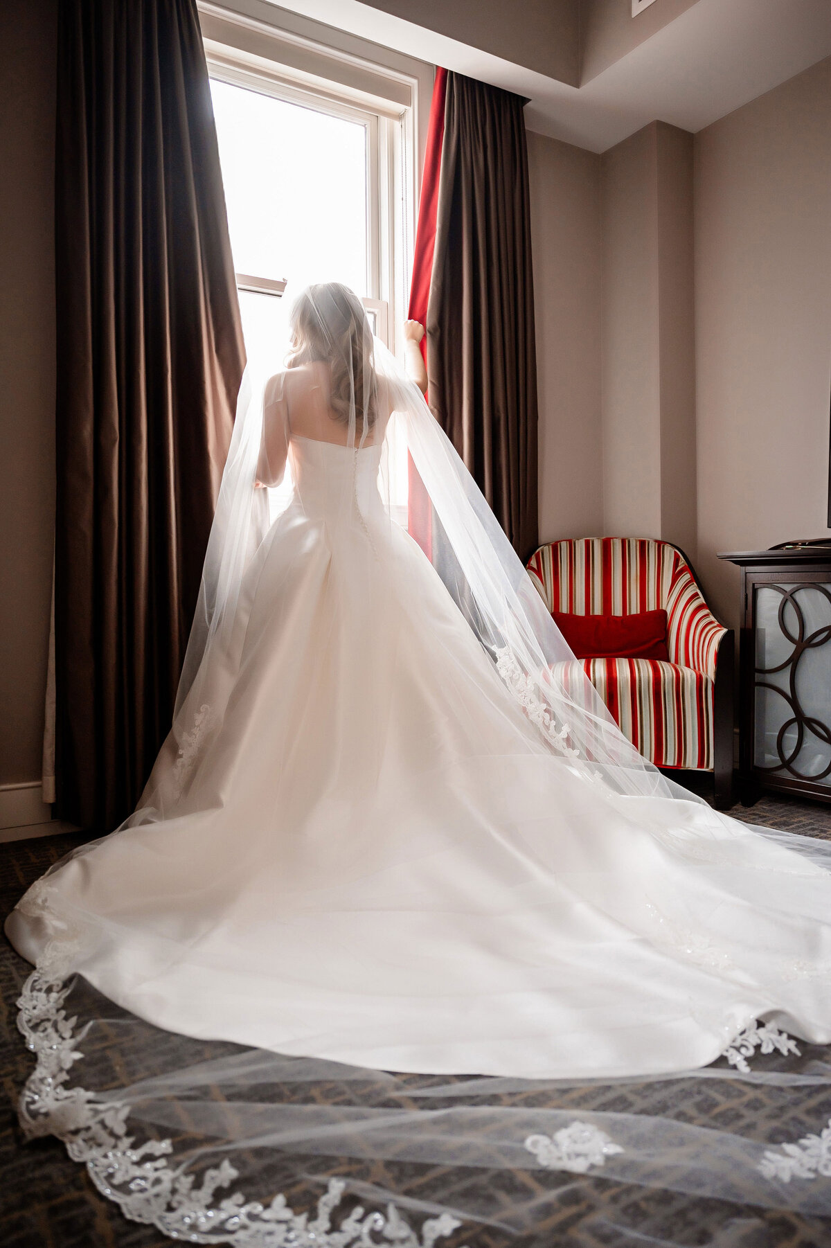 bride in the getting ready suite at the duquesne club