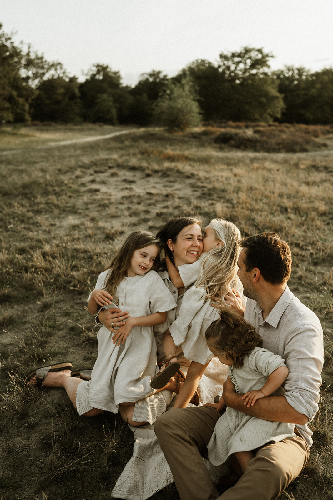 Gezinsfotografie in Nijlen tijdens golden hour – pure, spontane momenten vastgelegd in de heide.