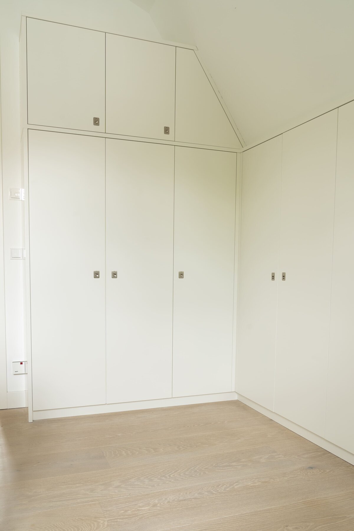 Ankleidezimmer-Adam-Innenausbau-Schraenke-Dachschraege-21