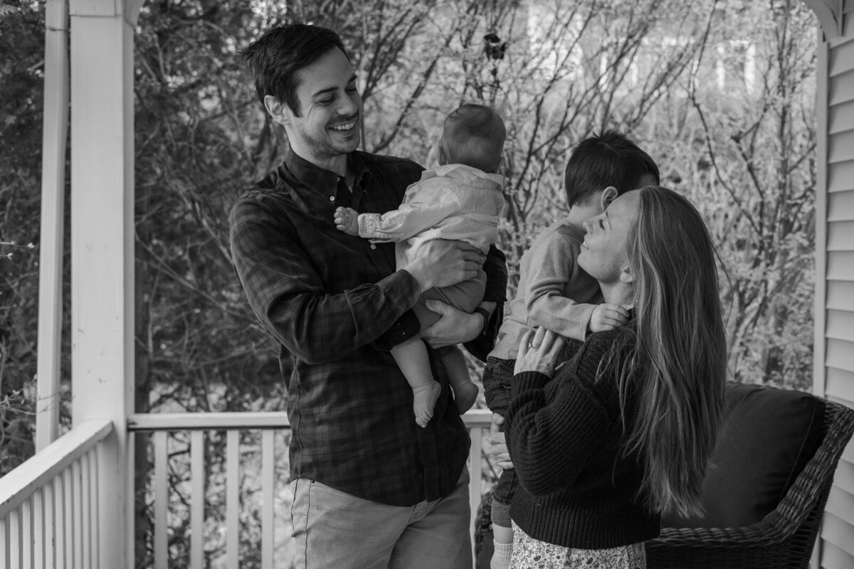 medfield-ma-cozy-outdoor-backyard-family-photos