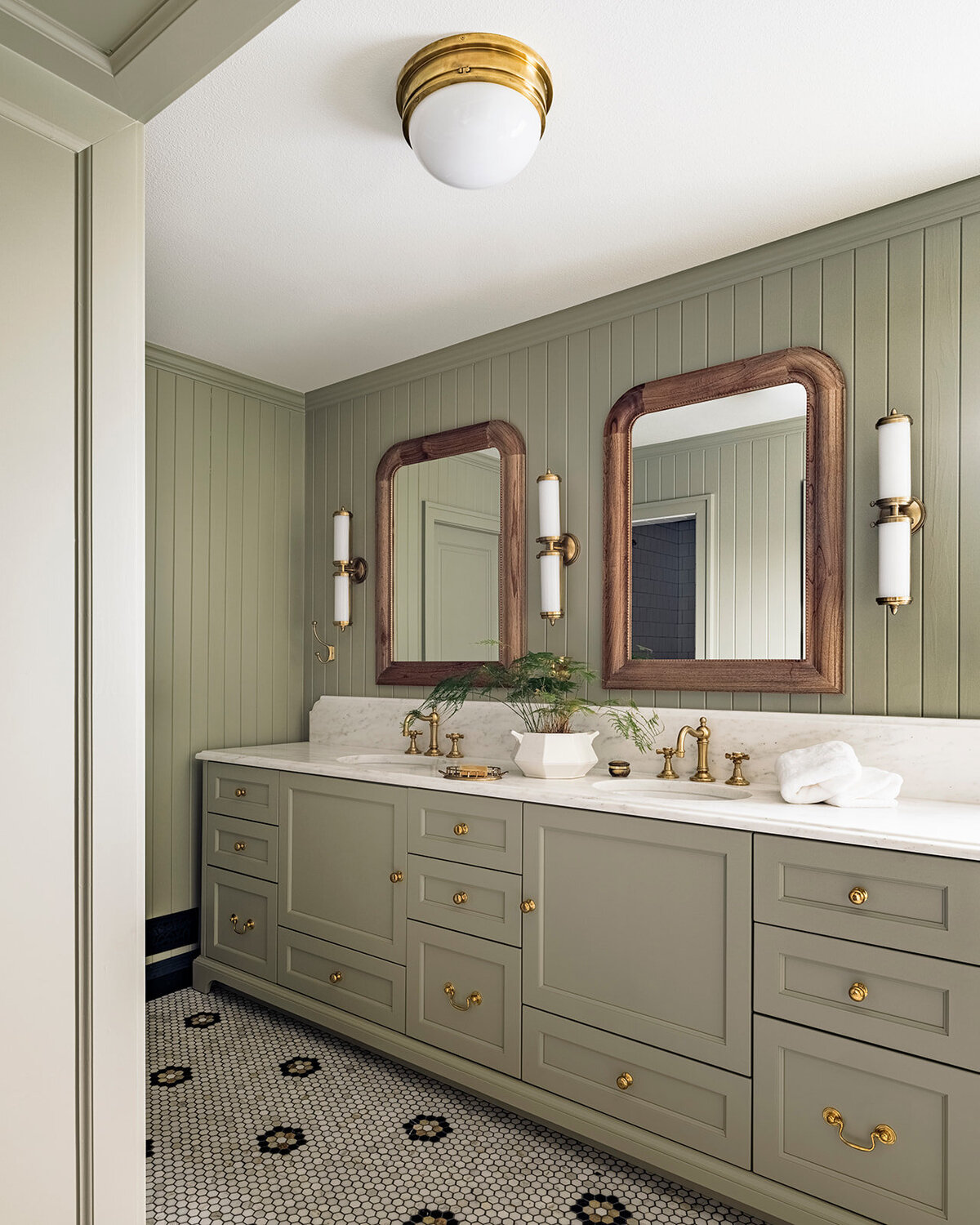 Kat Lawton Interiors - Seattle Interior Designer - English Cottage Primary Bathroom - DSCF2444-HDR-Edit_websize
