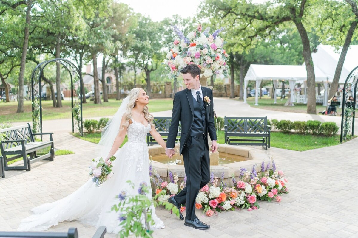 2 Bailey Sean Mansfield Elegant Texas Backyard Wedding Photos Pictures 13