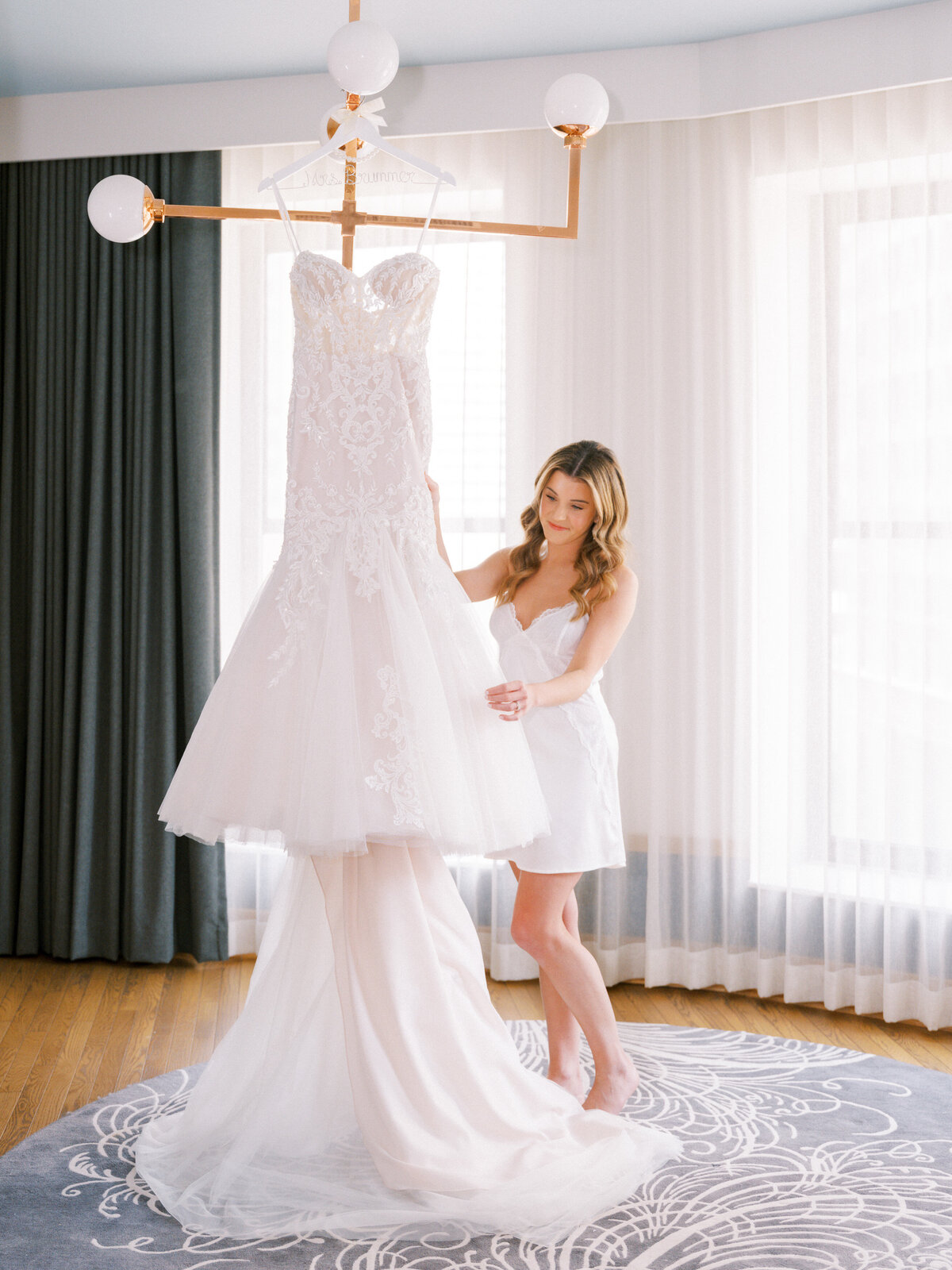 bride-getting-ready-cleveland-hotel-suite-00001