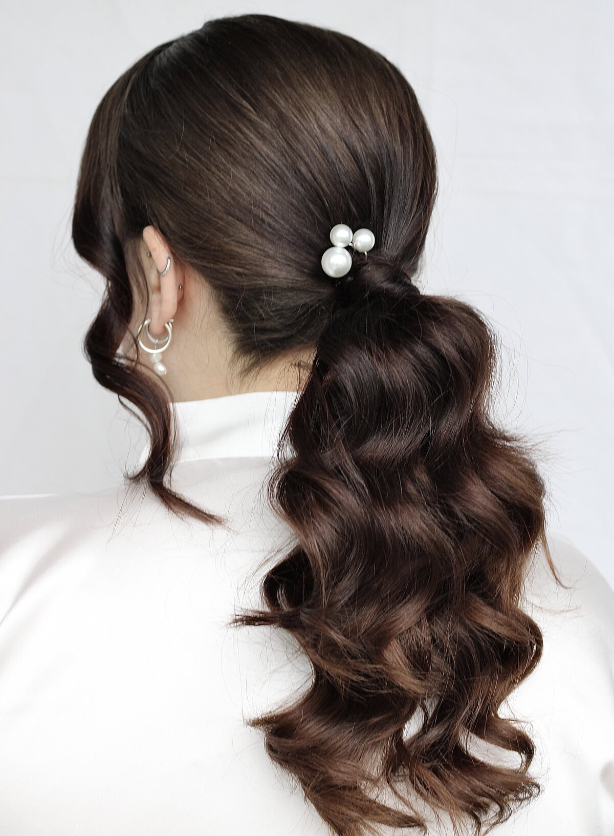 Soft bridal waves and pearl hair pin  – bridal hair and makeup Buckinghamshire