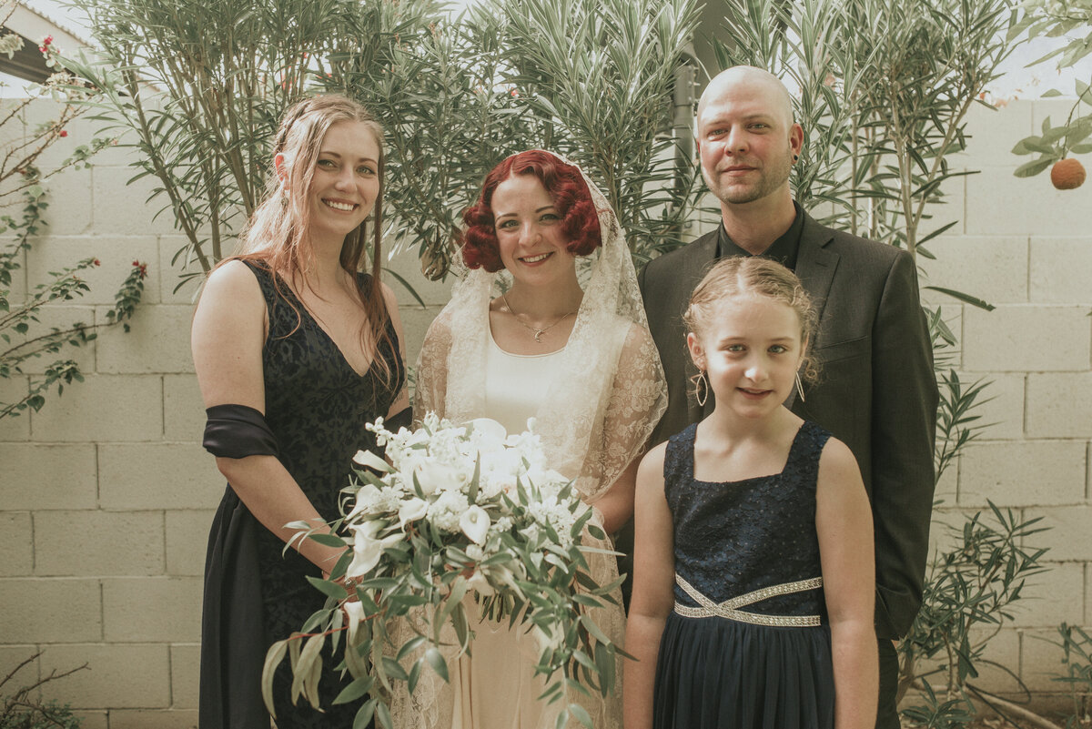 family-portraits-Arizona-Wedding-Photographer-Iowa_wedding_photographer-Bakyard-wedding-vintage-bride-Alaynna-Ann_Schwartz-Playlife-30