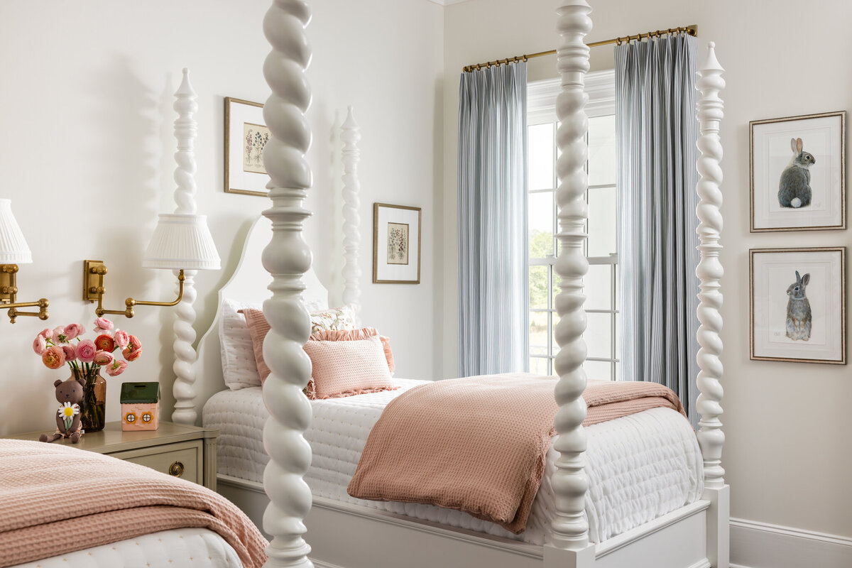 Close_up_of_canopy_beds_in_girls_room