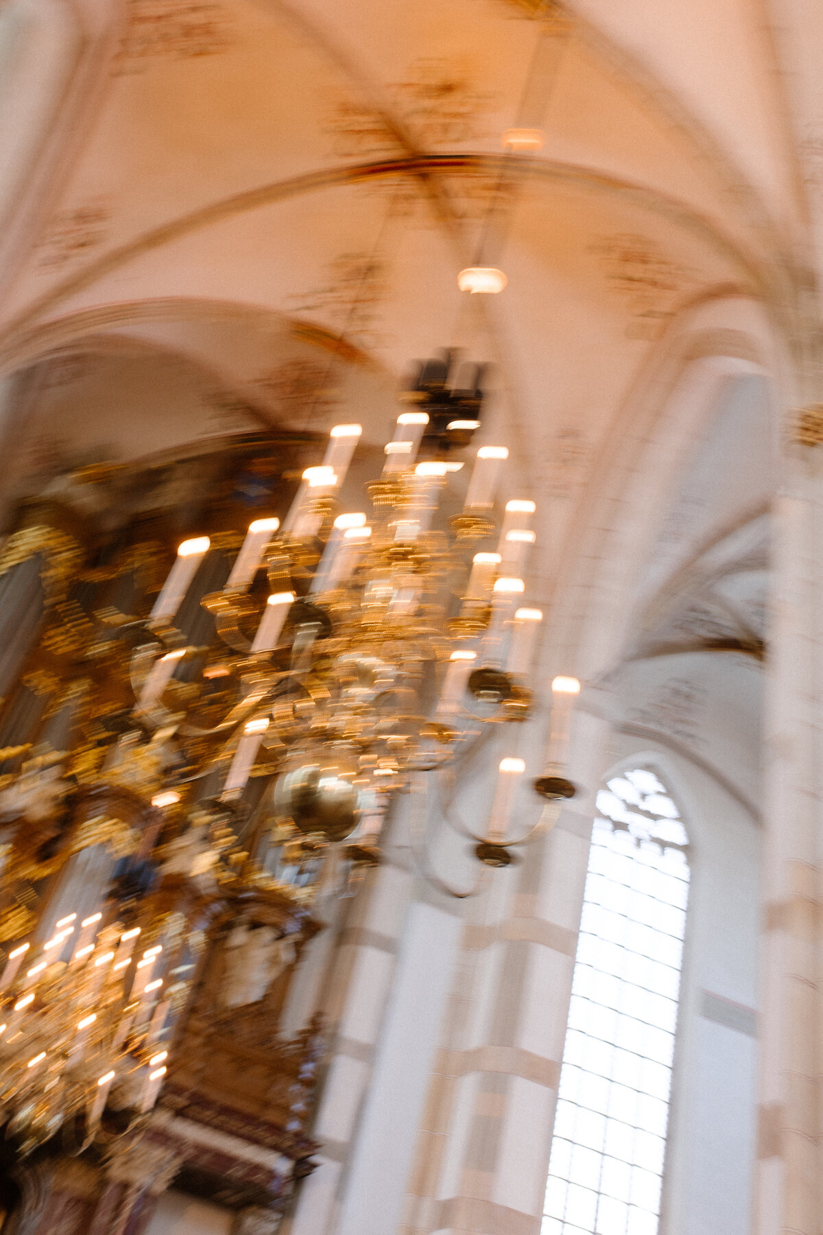 kroonluchter kerk bruiloft high end bruiloftslocatie in editorial stijl door hanna wursten