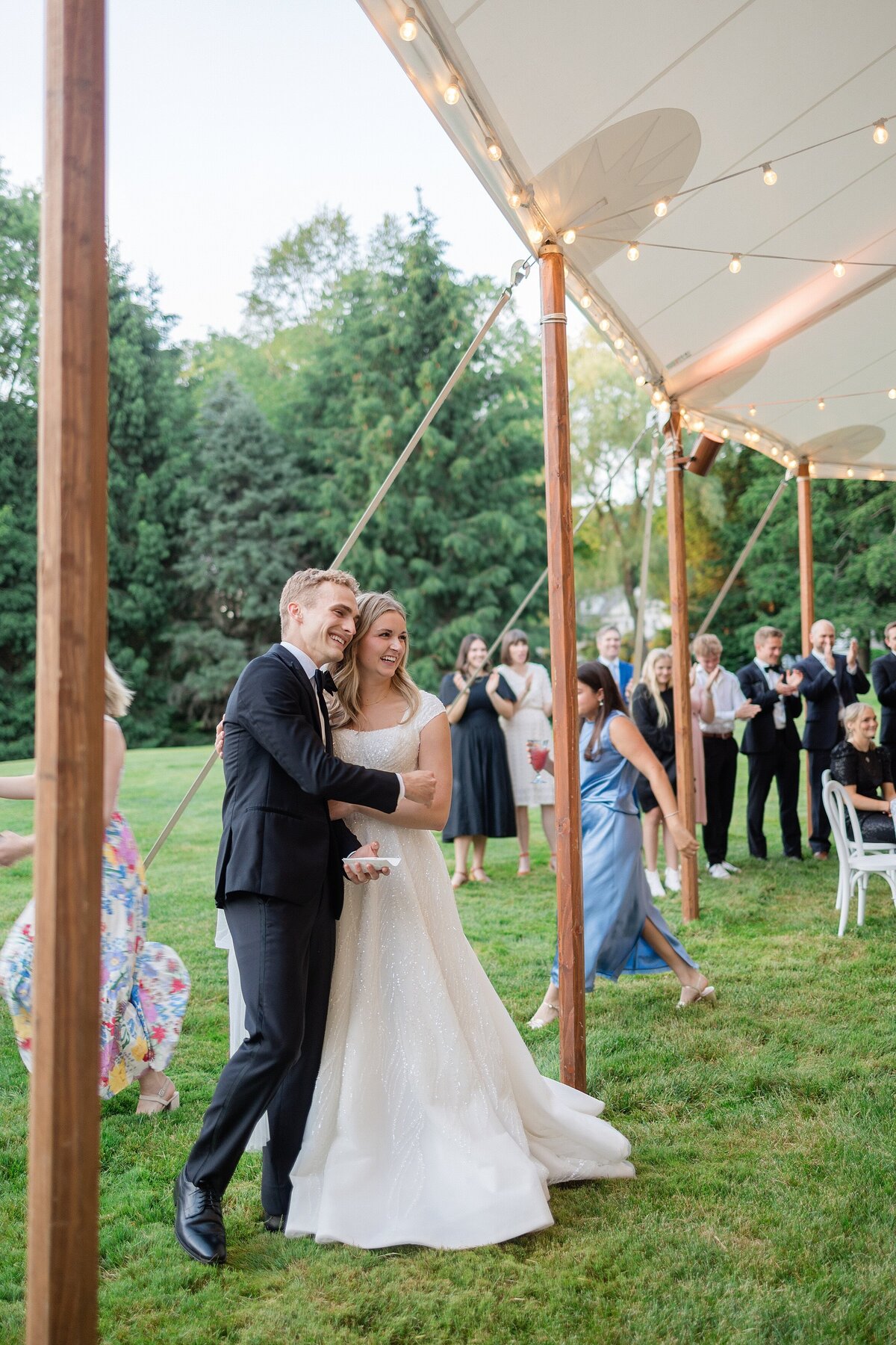 connecticut-backyard-tented-wedding-photo_0054