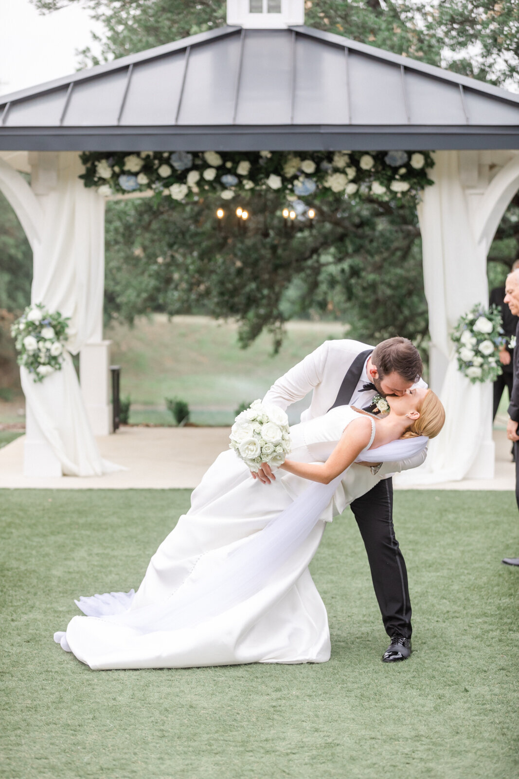 Jessica-Chole-Photography-san-antonio-wedding-photographer-austin-luxury-wedding-photographer-romantic-timeless-classic-photography-kendall-point-wedding-45