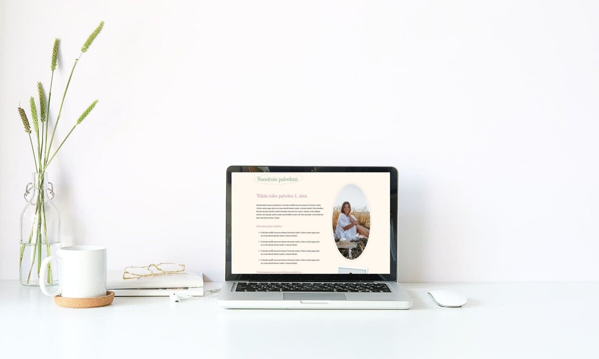 läppäri, jonka näytöltä näkyy verkkosivuprojektin etusivua