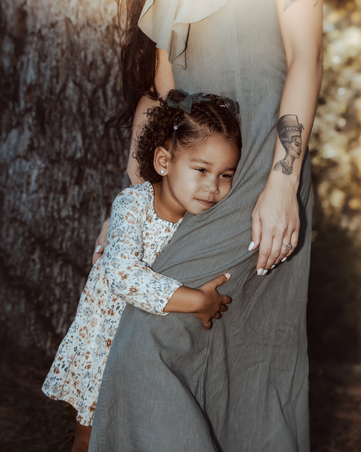 egycali-child-hugging-mom-dress-prospect-park-redlands.jpg