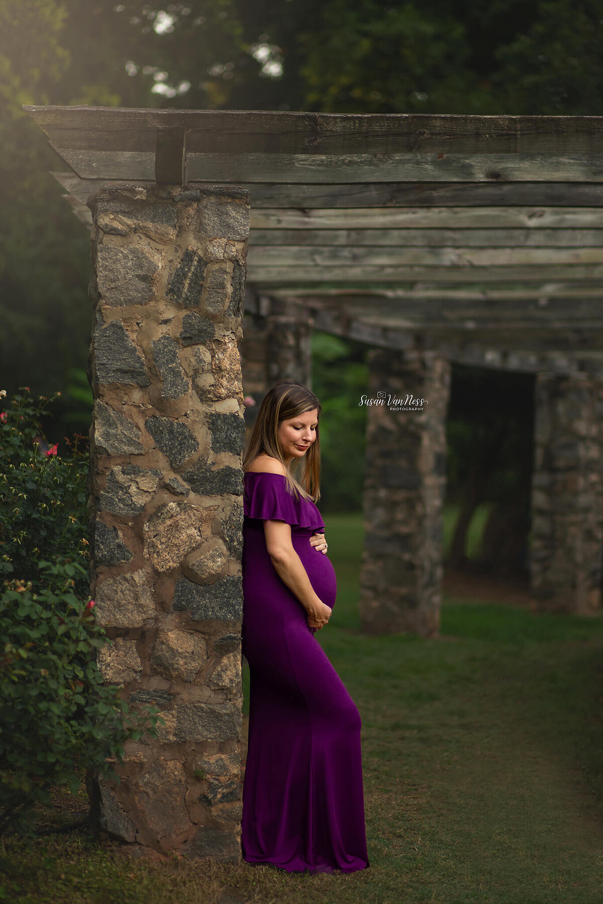 Maternity photos of pregnant woman in stone arbor