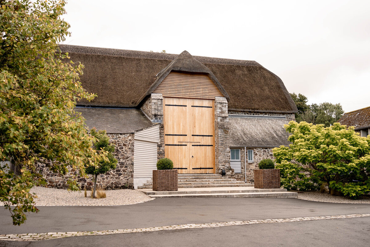great-barn-devon-wedding-photographer-jasmine-leo-1