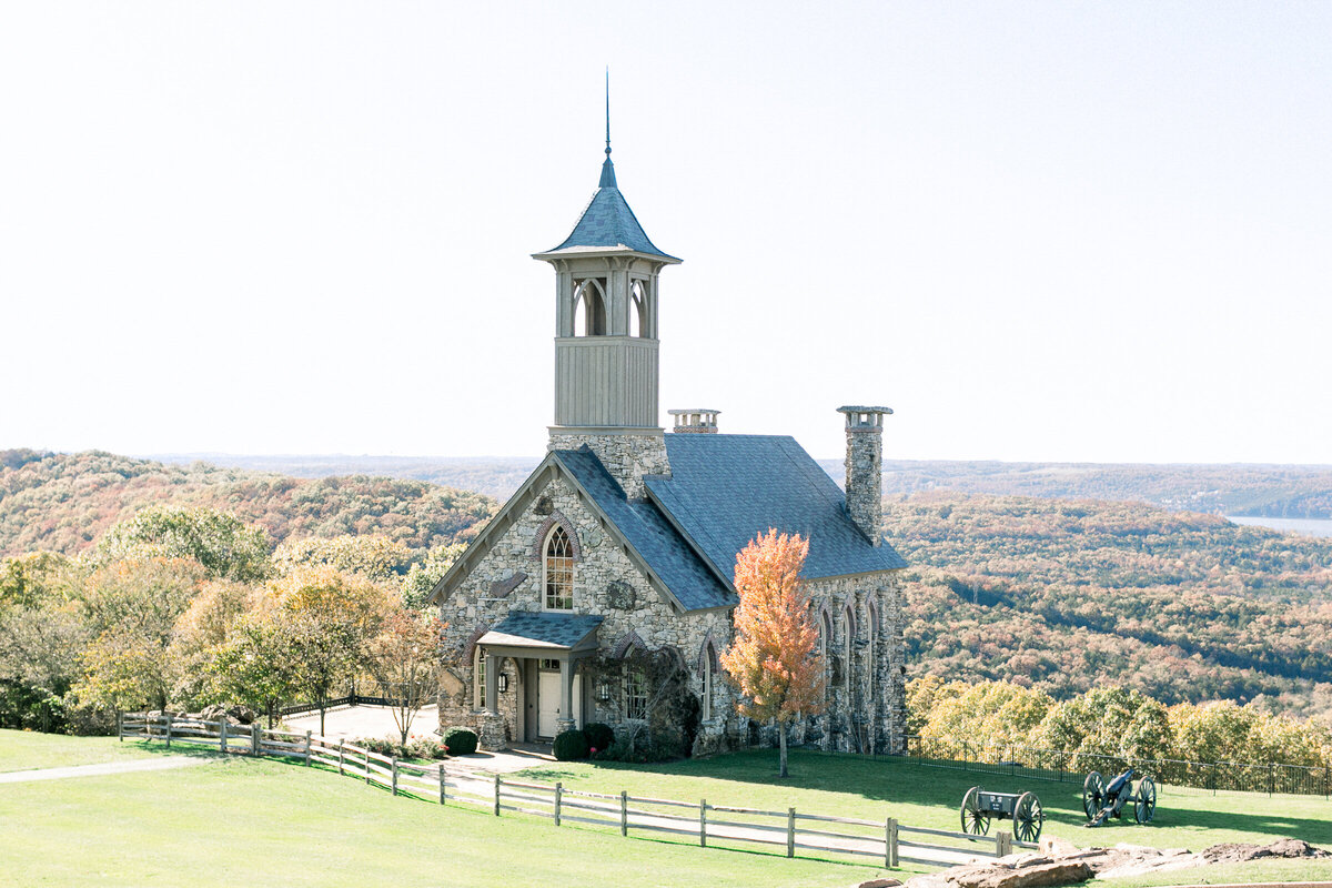 top-of-the-rock-wedding-chapel-of-the-ozarks-big-cedar-lodge-beautiful-lakeside-venue-fall-leaves-stone-wedding-chapel-by-golf-course-by-bransons-wedding-photographer-kathryn-faye-photography