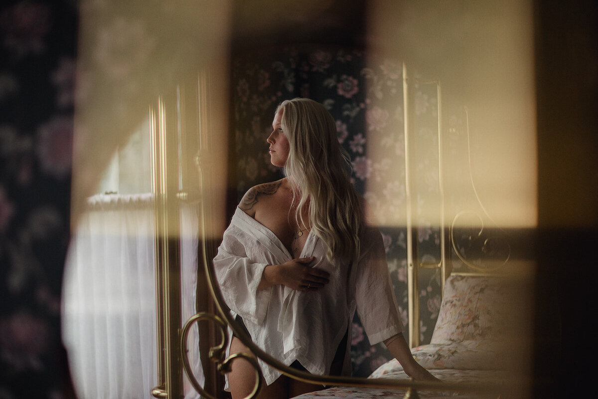 bc-vancouverisland-vancouver-gibsons-photographer-photography-boudoirphotographer-weddingphotographer-artistic-cinematic-outdoorphotography-femaleempowerment-sexy-sensual-pnw-neutral-stylistic-themed-Aleks-8398