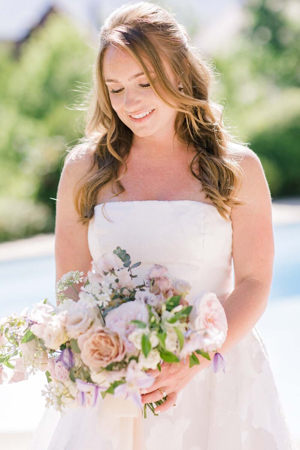 Alexandra & John romantic blush and lavender wedding by the Annecy Lake - Veronique Lorre floral designer - The Komans photography5