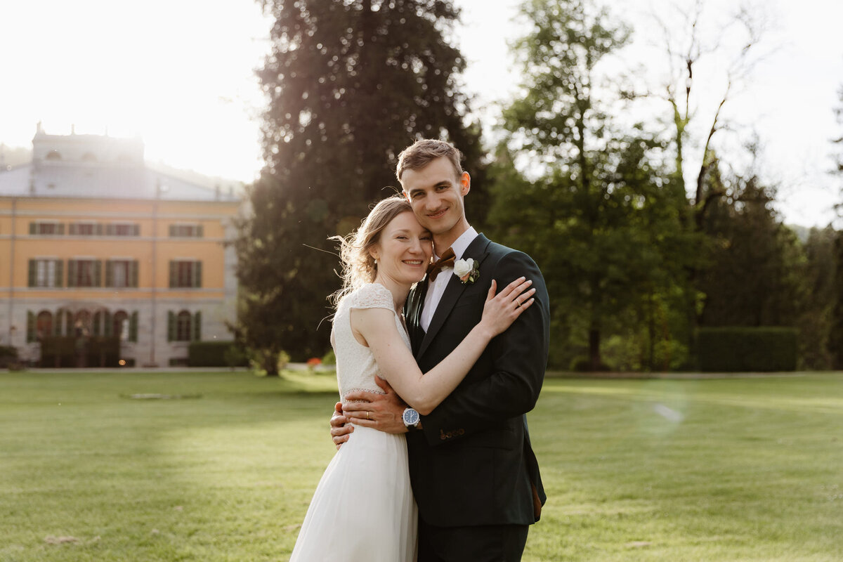 Elodie-et-Ludvik-mariage-couple-exterieur-parc-chateau5