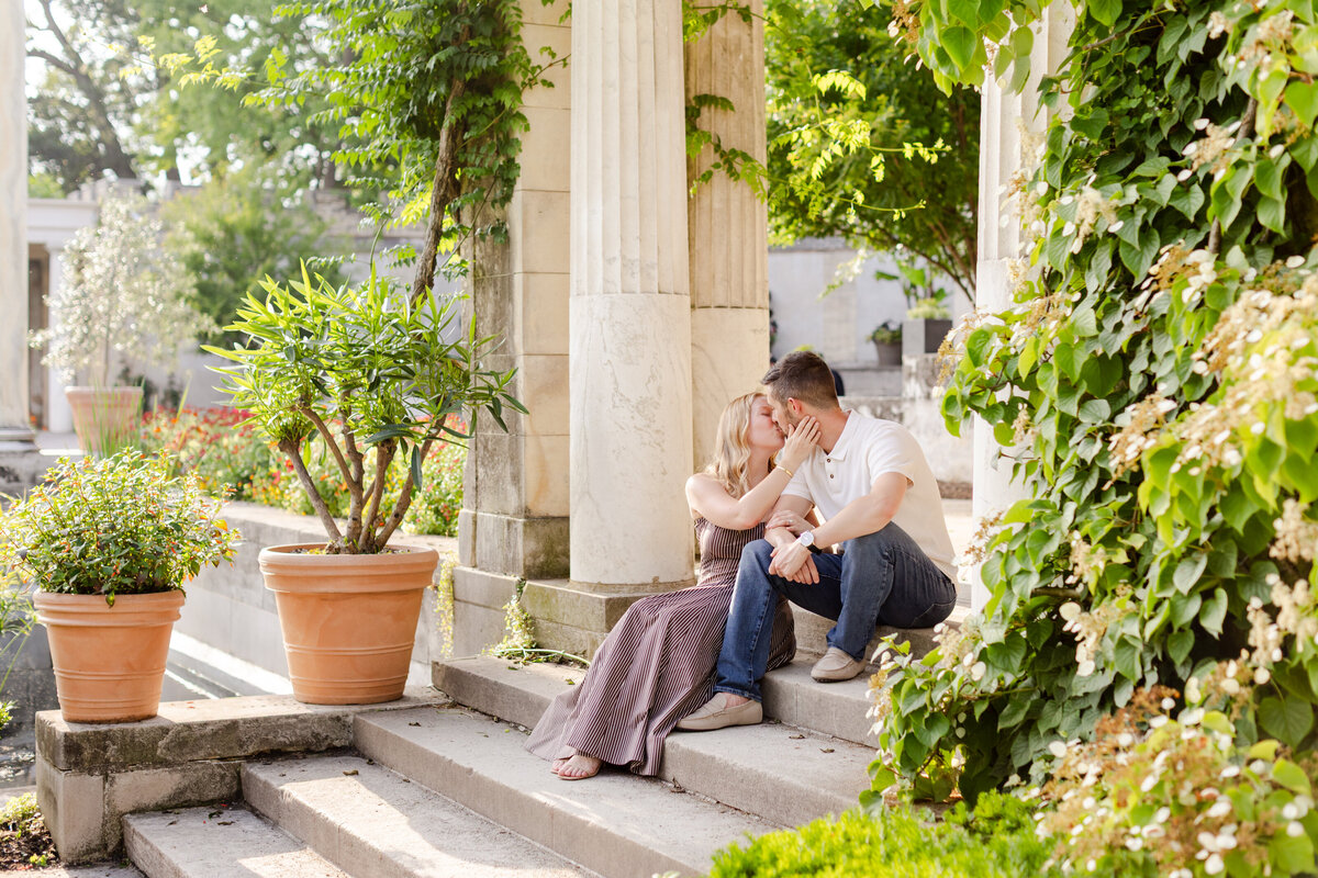 couple-sitting-and-kissing-in-Untermyer-Gardens