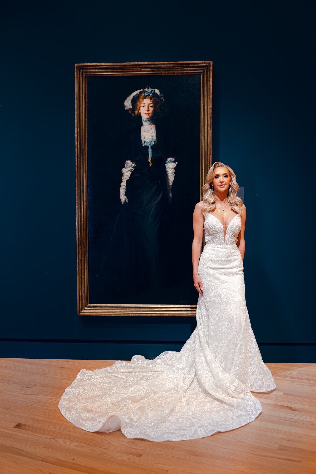 A wedding photo portrait of the bride in Crystal Bridges Museum of American Art in Betonville, Arkansas