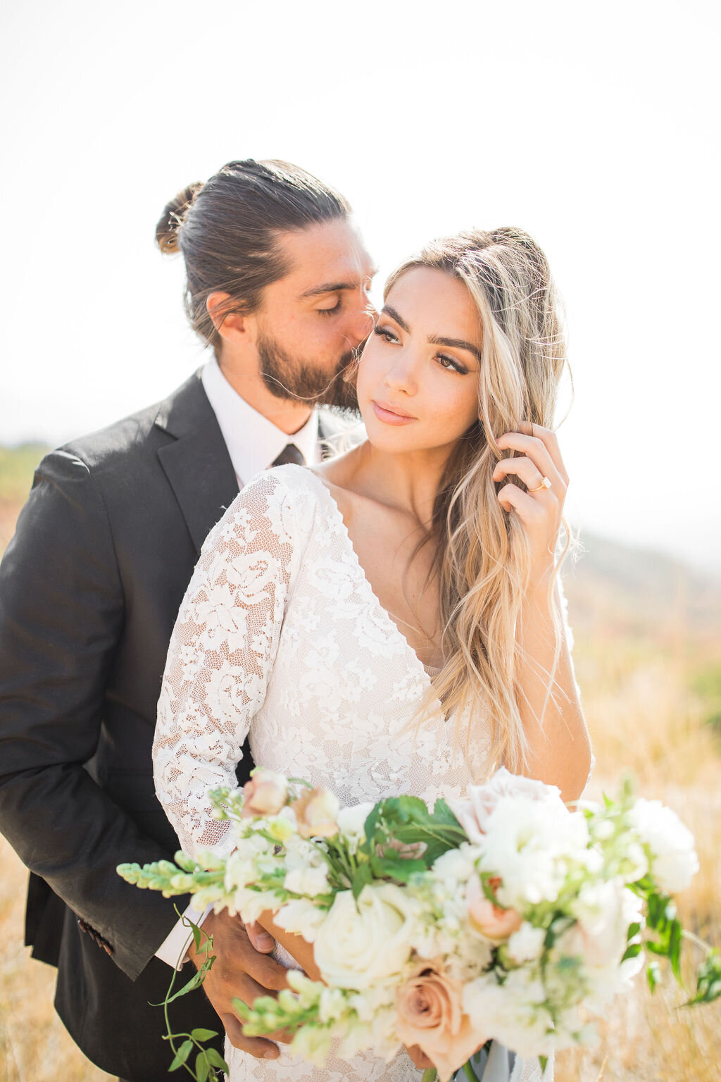 white-blush-wedding-bouquet