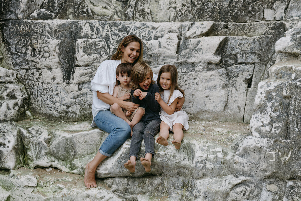 Photographe famille à Valais lors d'une séance extérieure