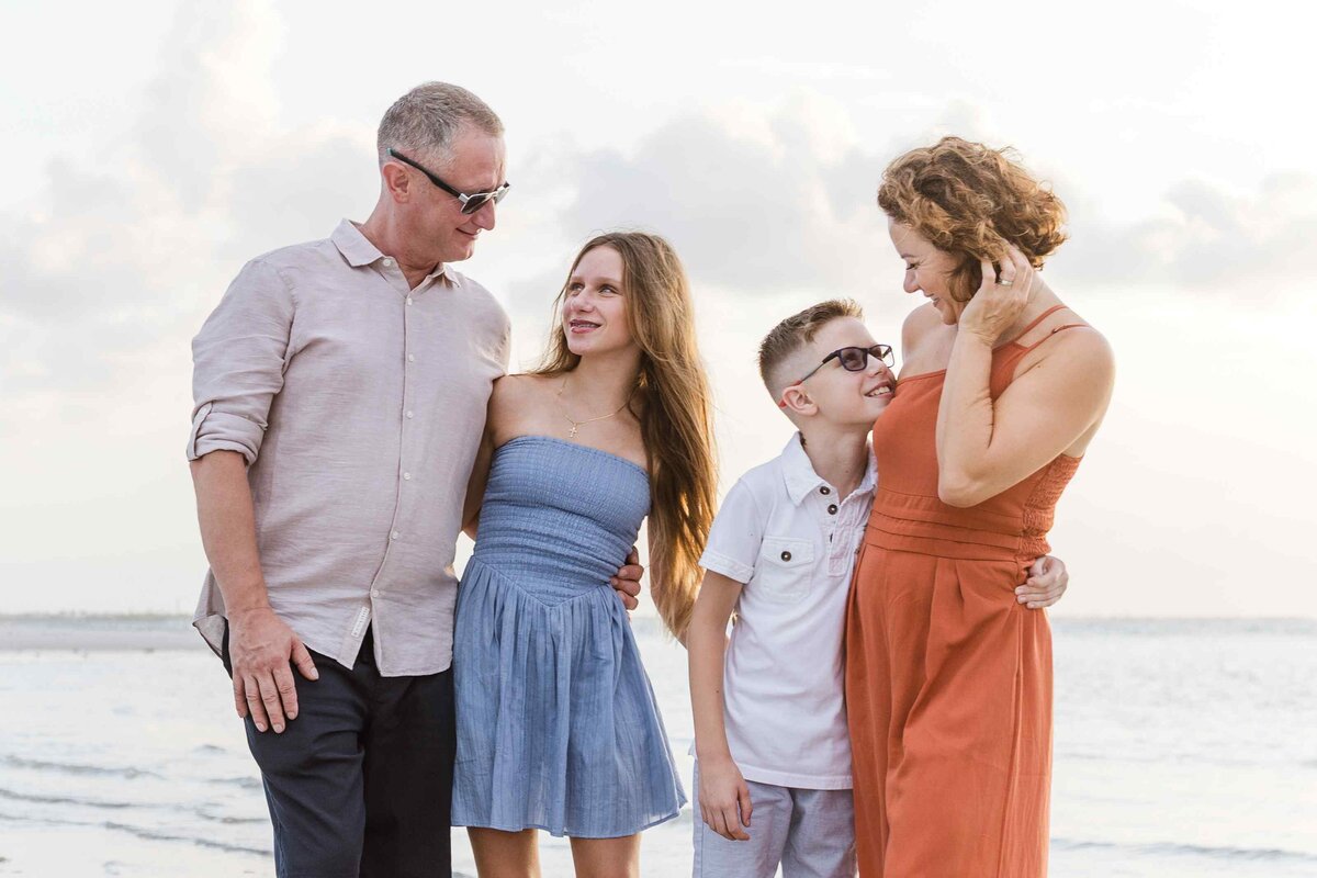 14-family-beach-candid