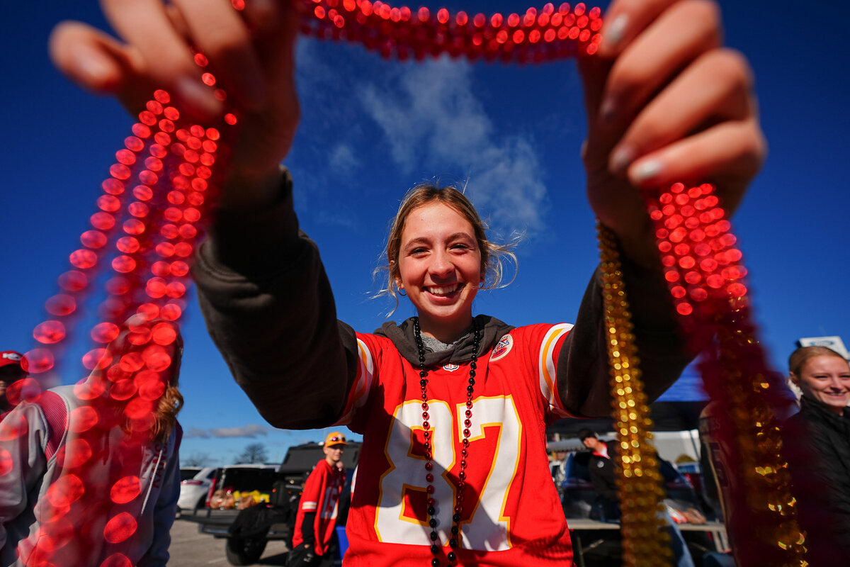 kansas-city-sports-photography-chiefs-0042-fan-holding-red-beads