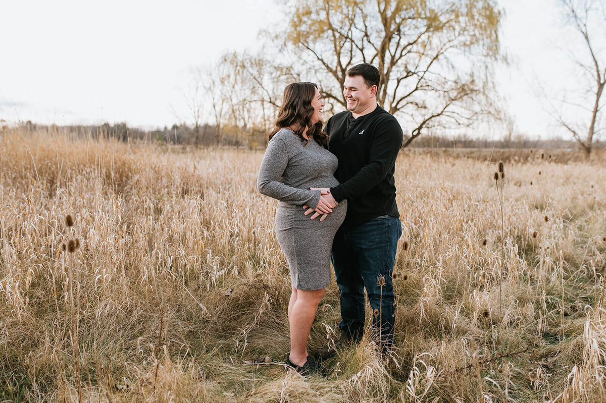Man-holding-pregnant-woman-belly