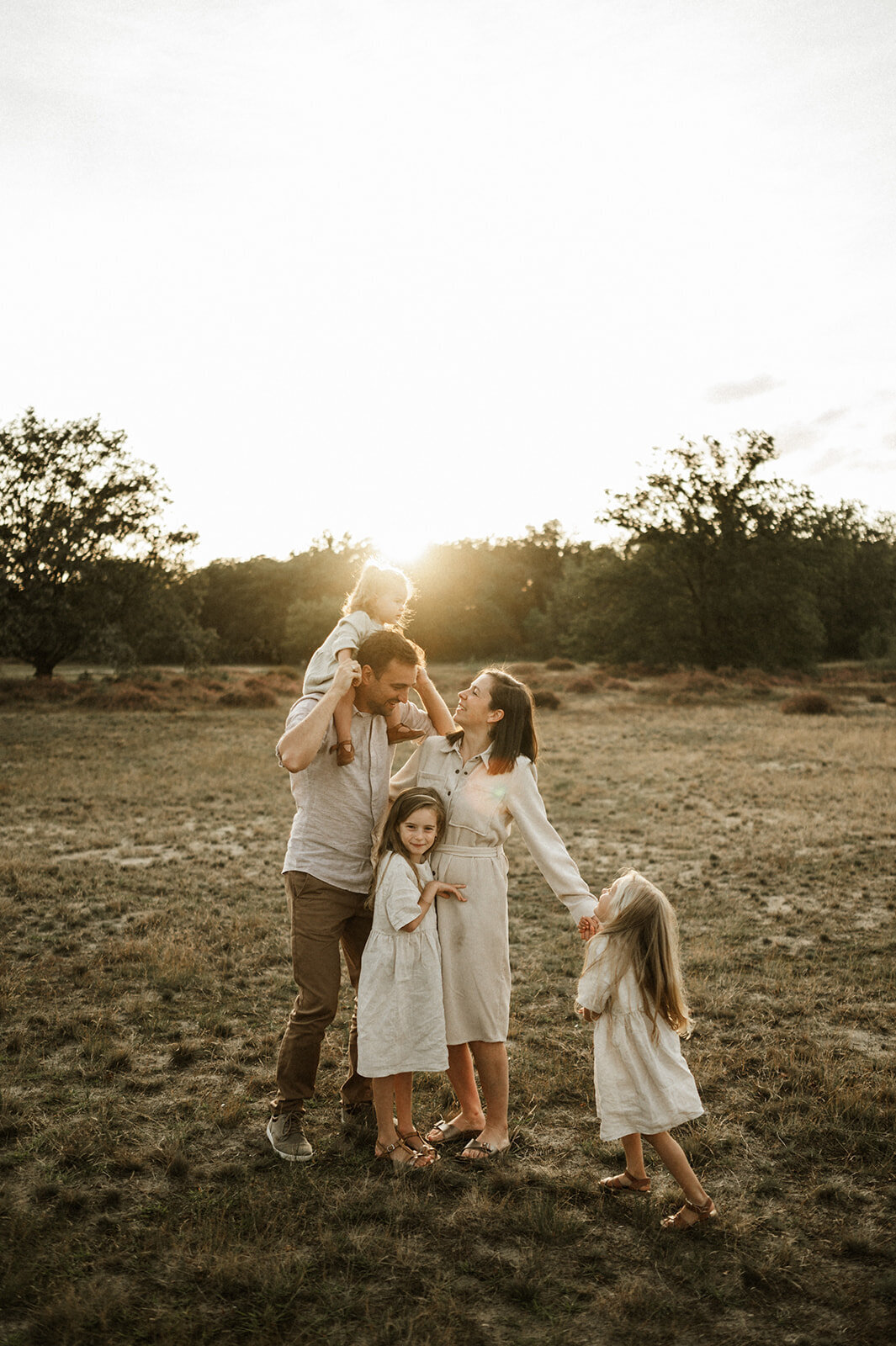 Gezinsfotografie in Nijlen tijdens golden hour – pure, spontane momenten vastgelegd in de heide.