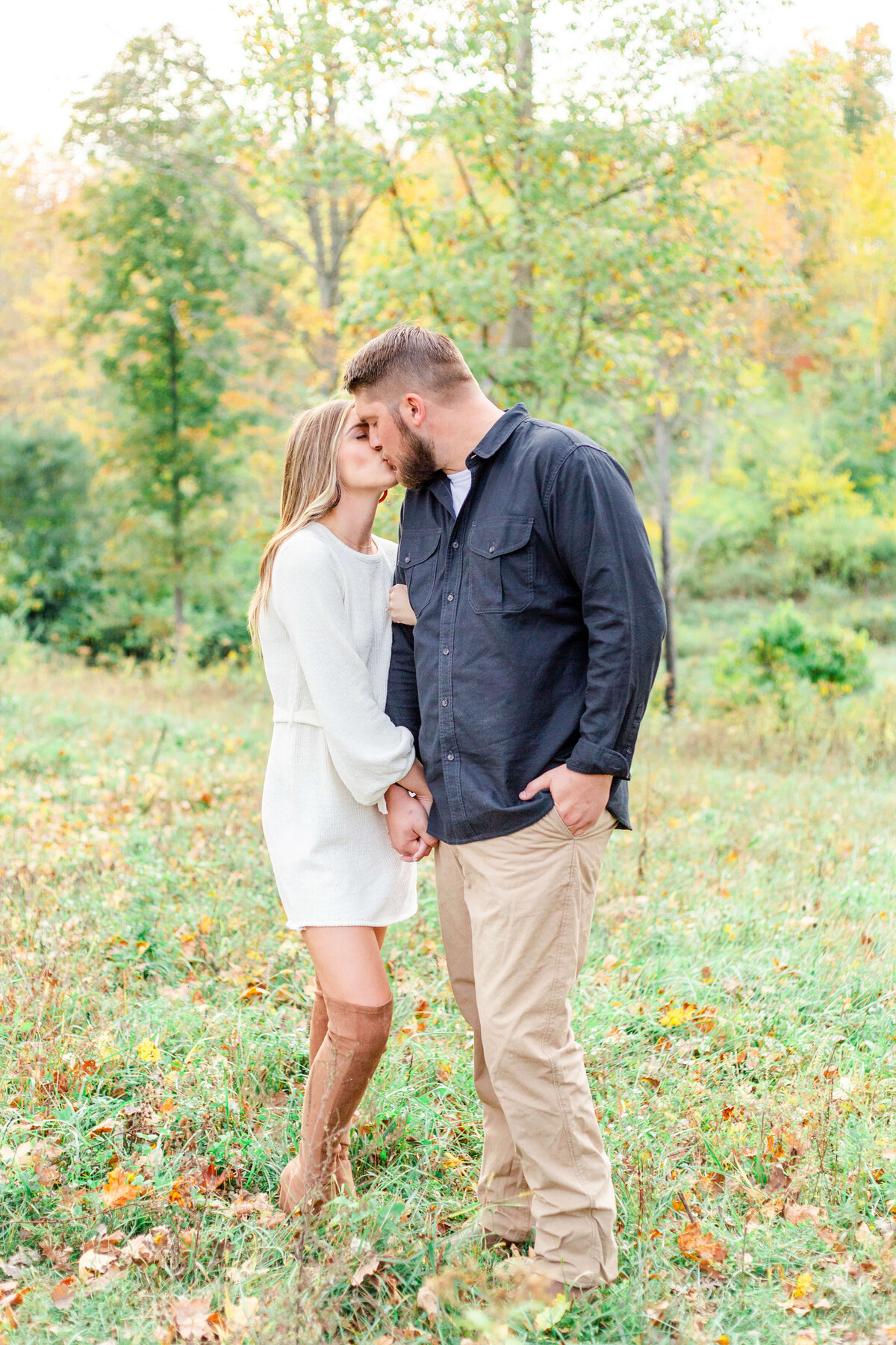 Midwest-engagment-photos-by-Bethany-Lane-Photography-light-and-airy-style1
