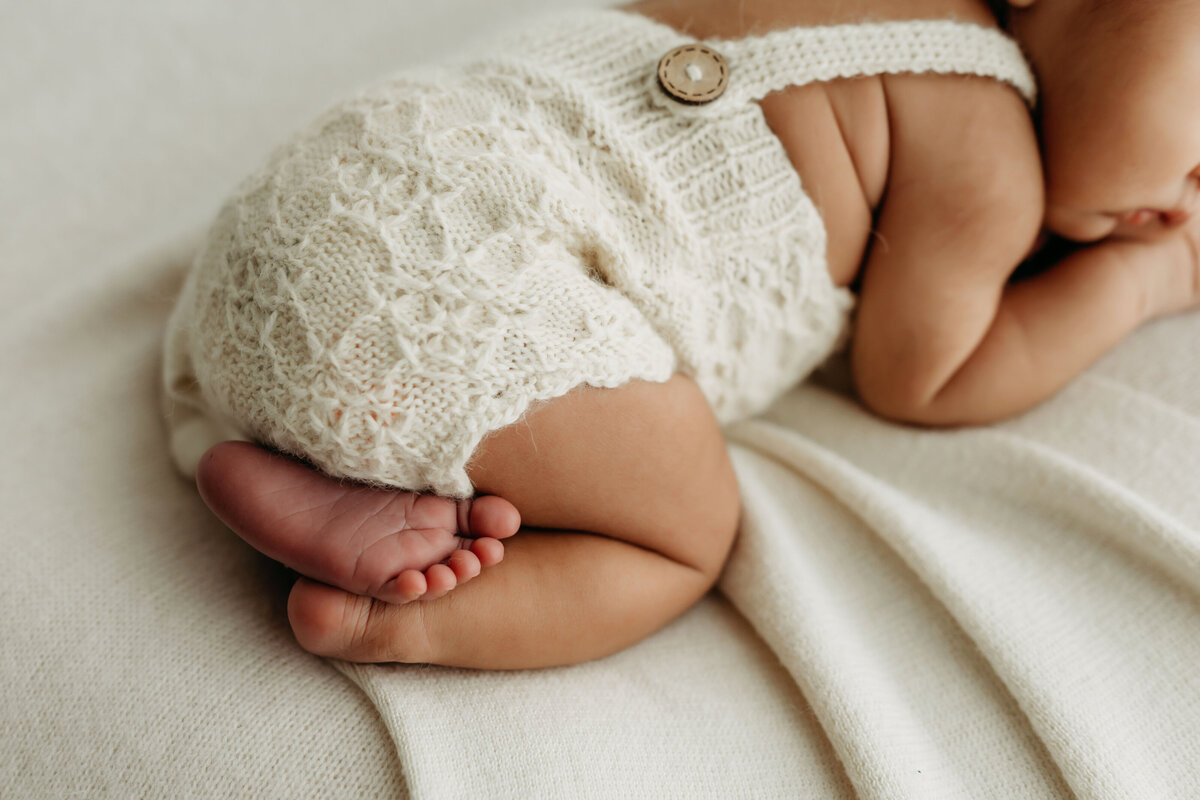 A Vancouver Washington newborn photographer captures precious baby feet details