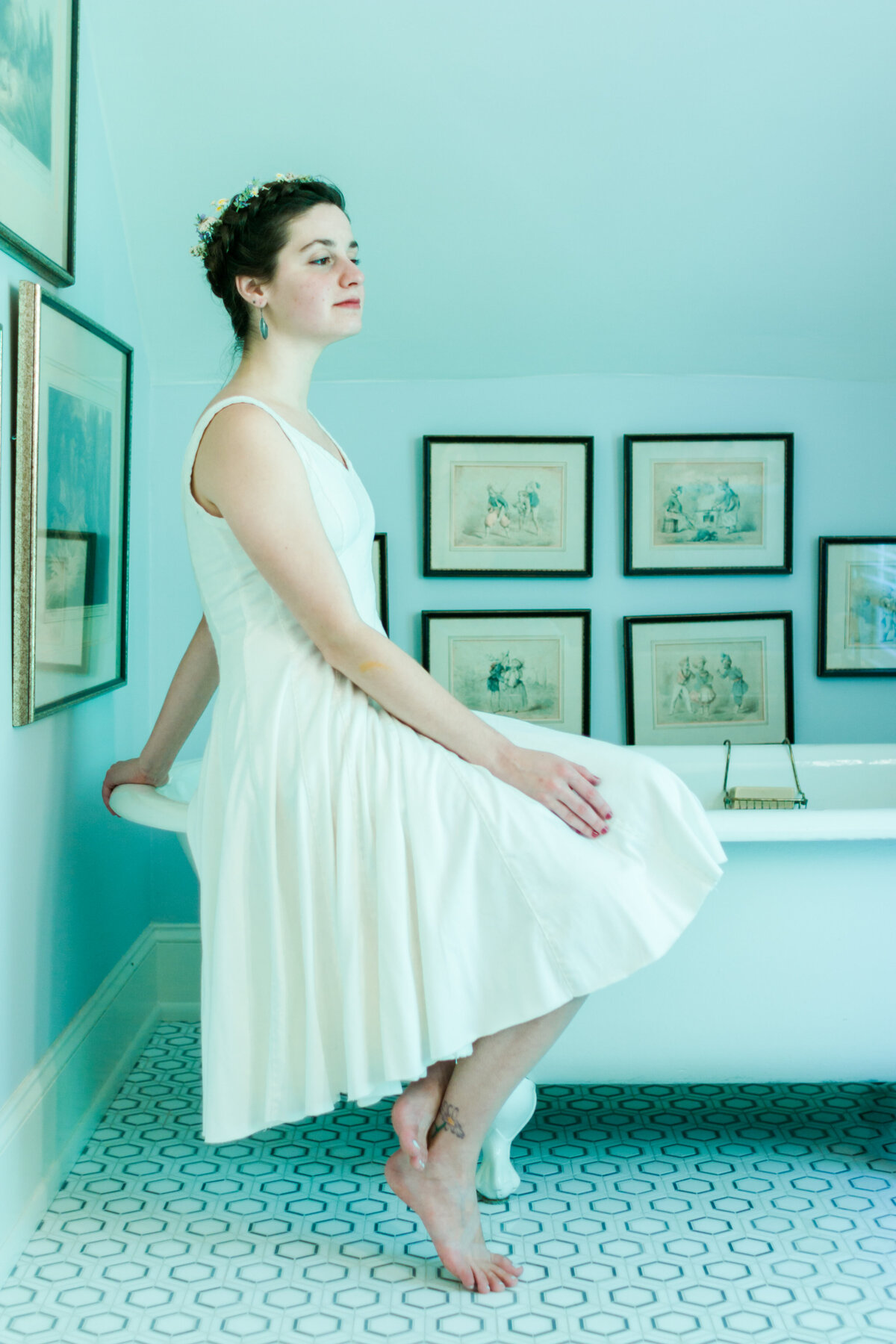 bride-sitting-on-the-bathtub