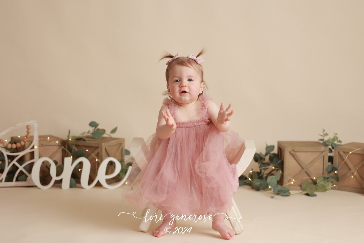 lehigh-valley-photographer-lori-generose-lg-photography-first-birthday-cake-smash-girl-gettysburg-pa