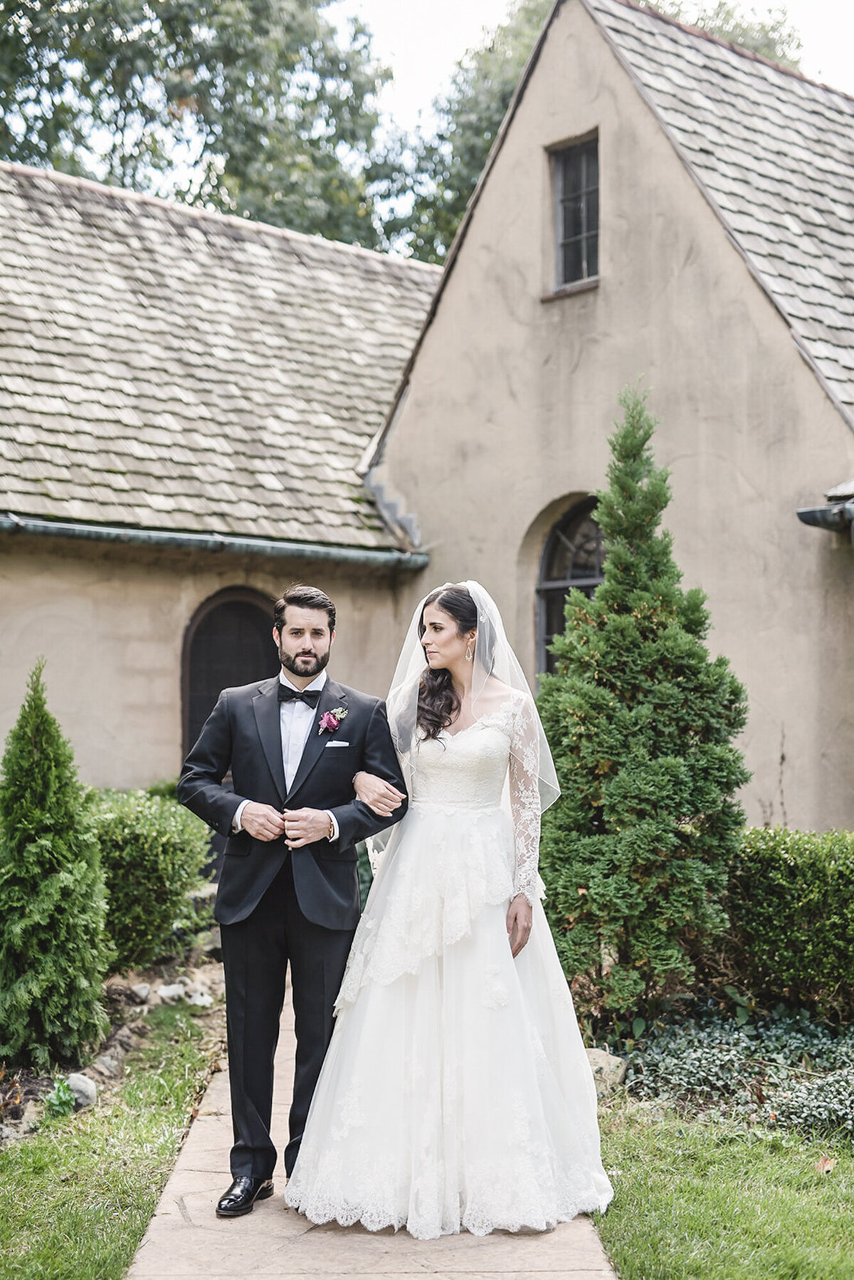 An elegant black tie garden wedding at Planterra Conservatory in West Bloomfield Michigan provided by top rated Metro Detroit wedding photographer Kari Dawson3