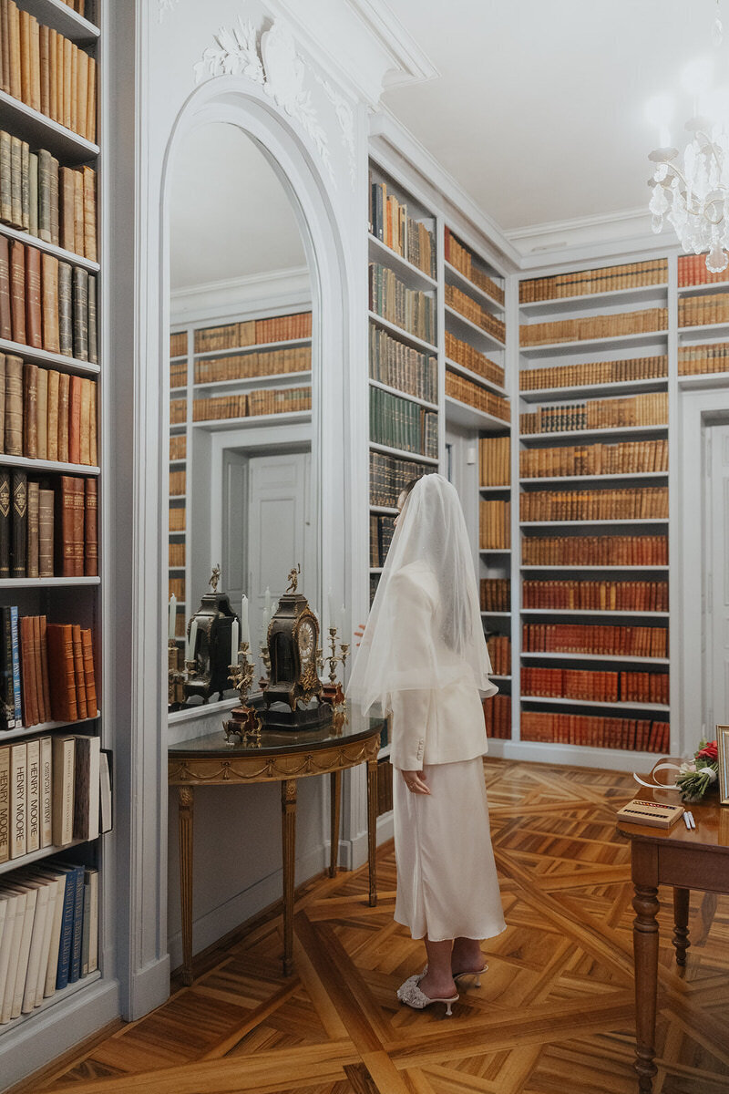 wedding-bride-getting-ready-library-room-laurianevega