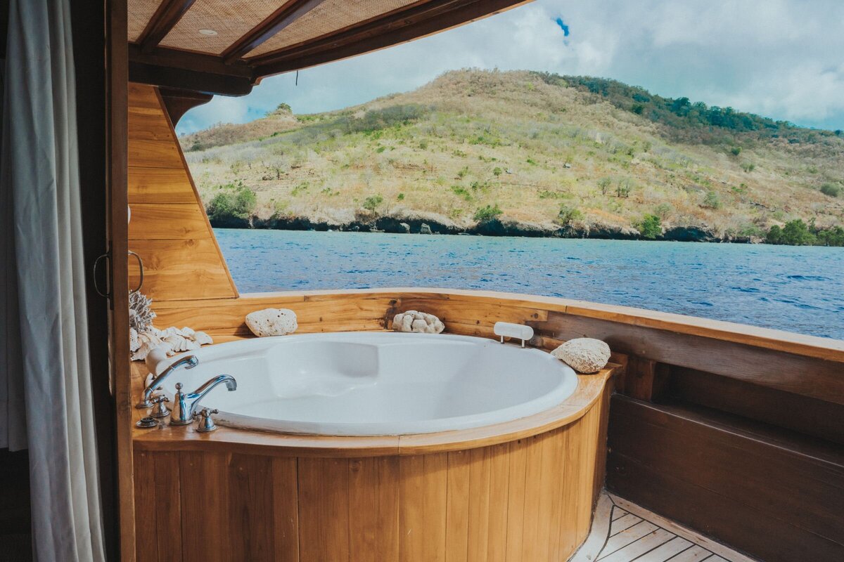 Magia II Luxury Yacht Charter Komodo Putri Duyung 0008
