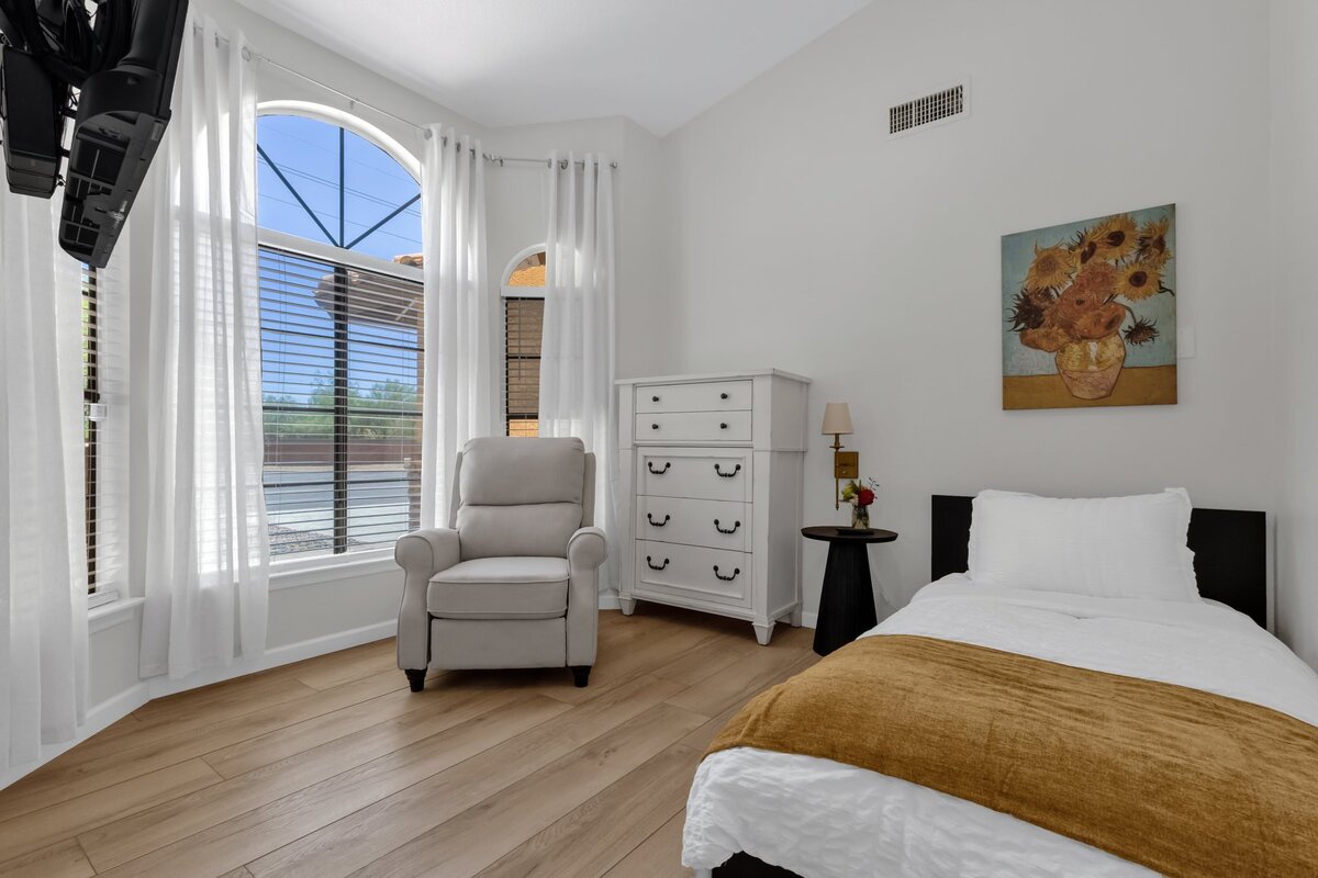 6-web-or-mls-17814-n-56th-st
