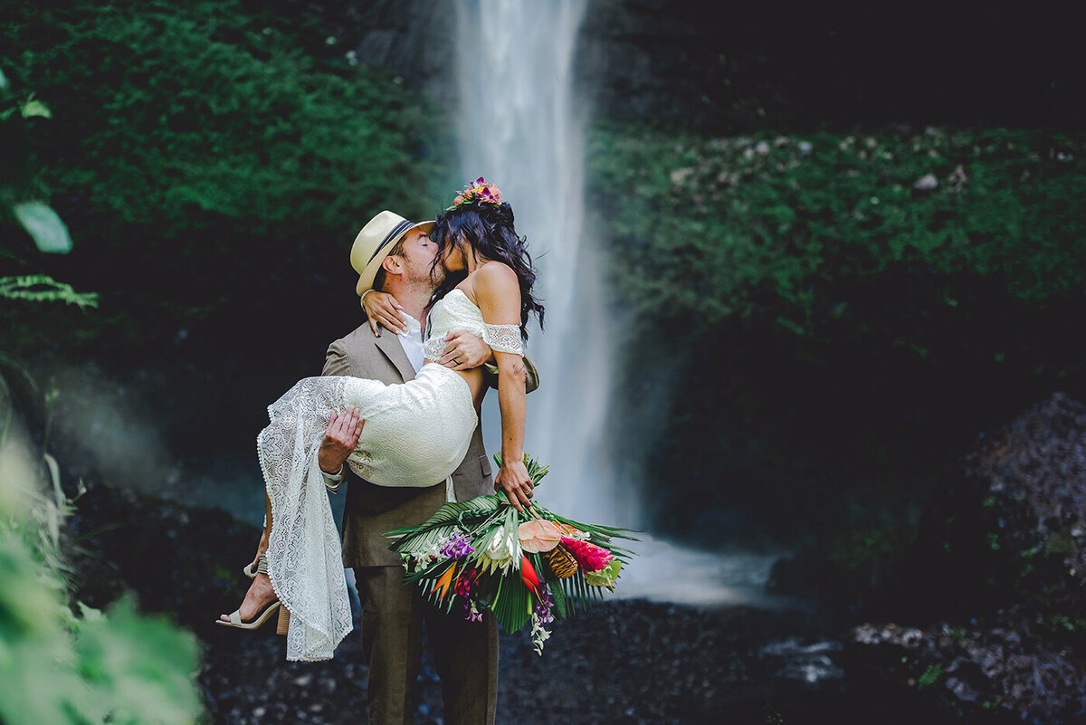 oregon-waterfall-wedding