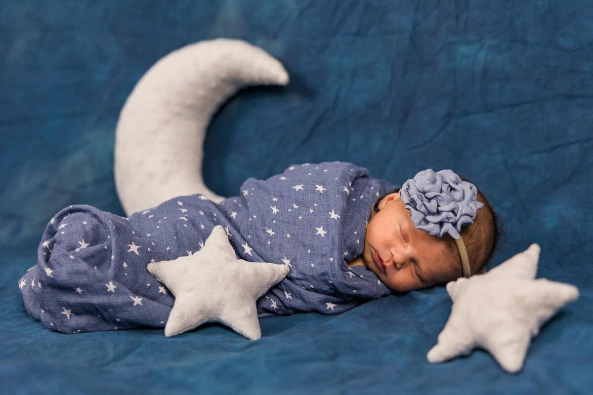 Newborn-stars-moon-Aronoff-Photography